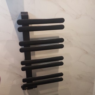 Дизайнерска алуминиева лира за баня Riffle 8 Black 550 X 1012 