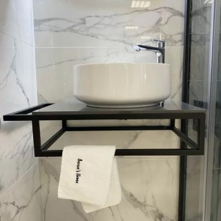 Lusso Dark - плот за баня от гранитогресна плоча с конзоли черен мат